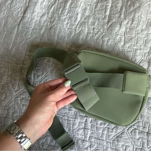 🩷GAIAM ALTITUDE SAGE GREEN BELT BAG CROSSBODY TRAVEL PURSE TRENDING SUMMER - Picture 15 of 16